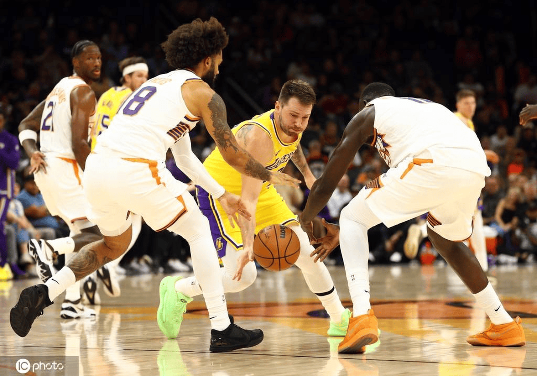 清晨洛杉矶湖人主帅复盘东契奇在巴塞罗那比赛中险胜，连对手都承认：里程碑夜广州队防线松动的简单介绍